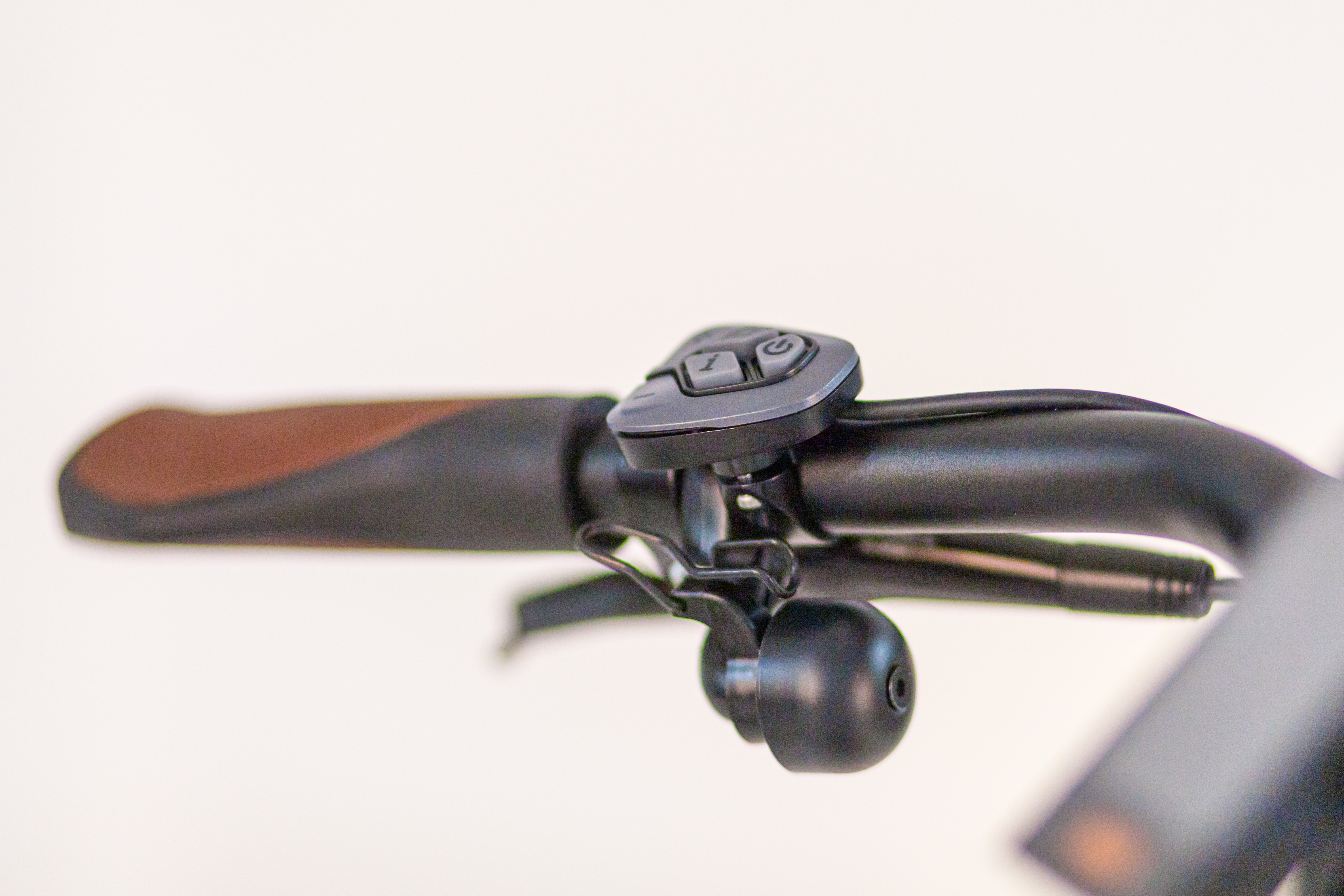 Eenvoudige bediening met paar knoppen in het linker handvat