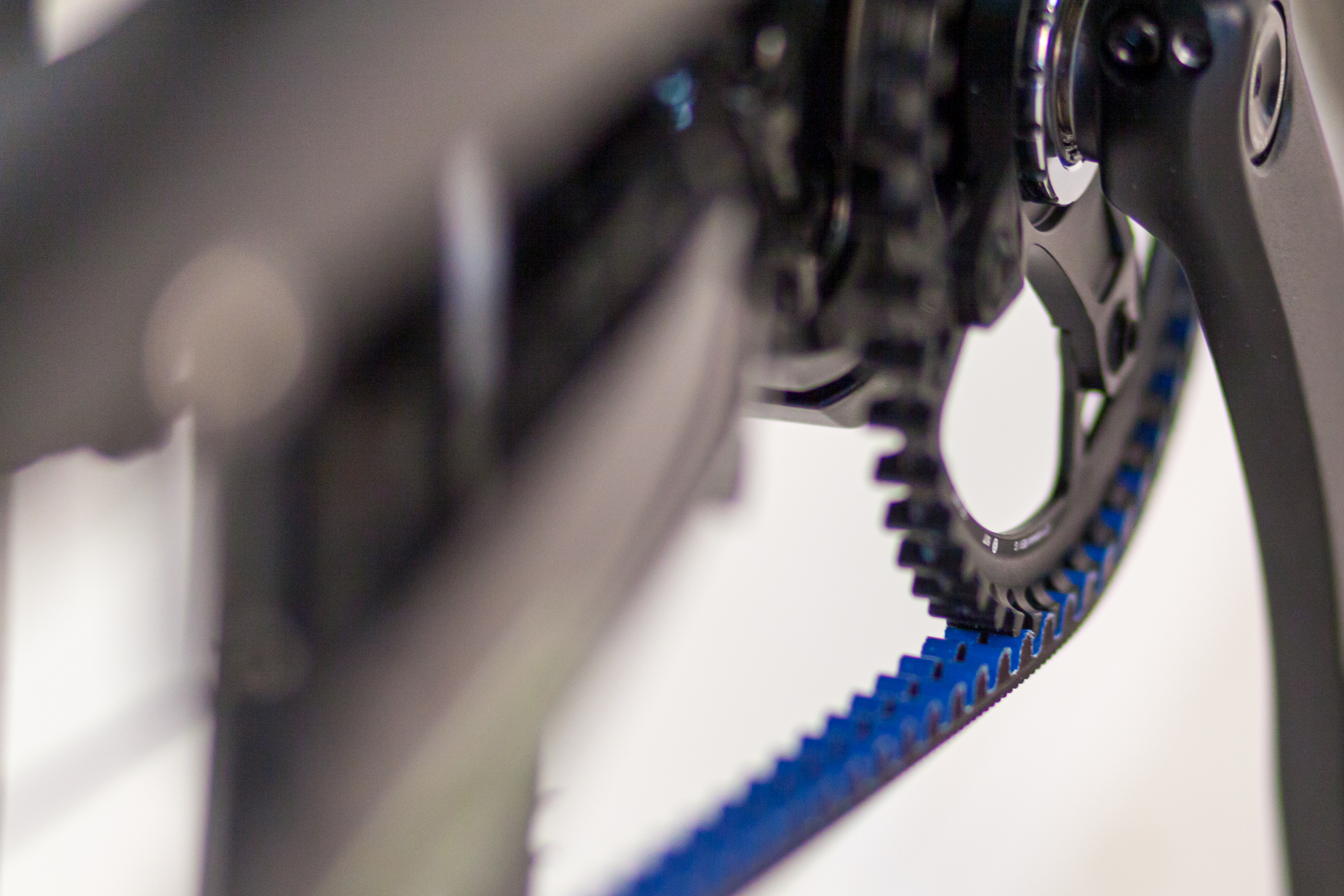 Aandrijving van het achterwiel door een riem in plaats van een ketting