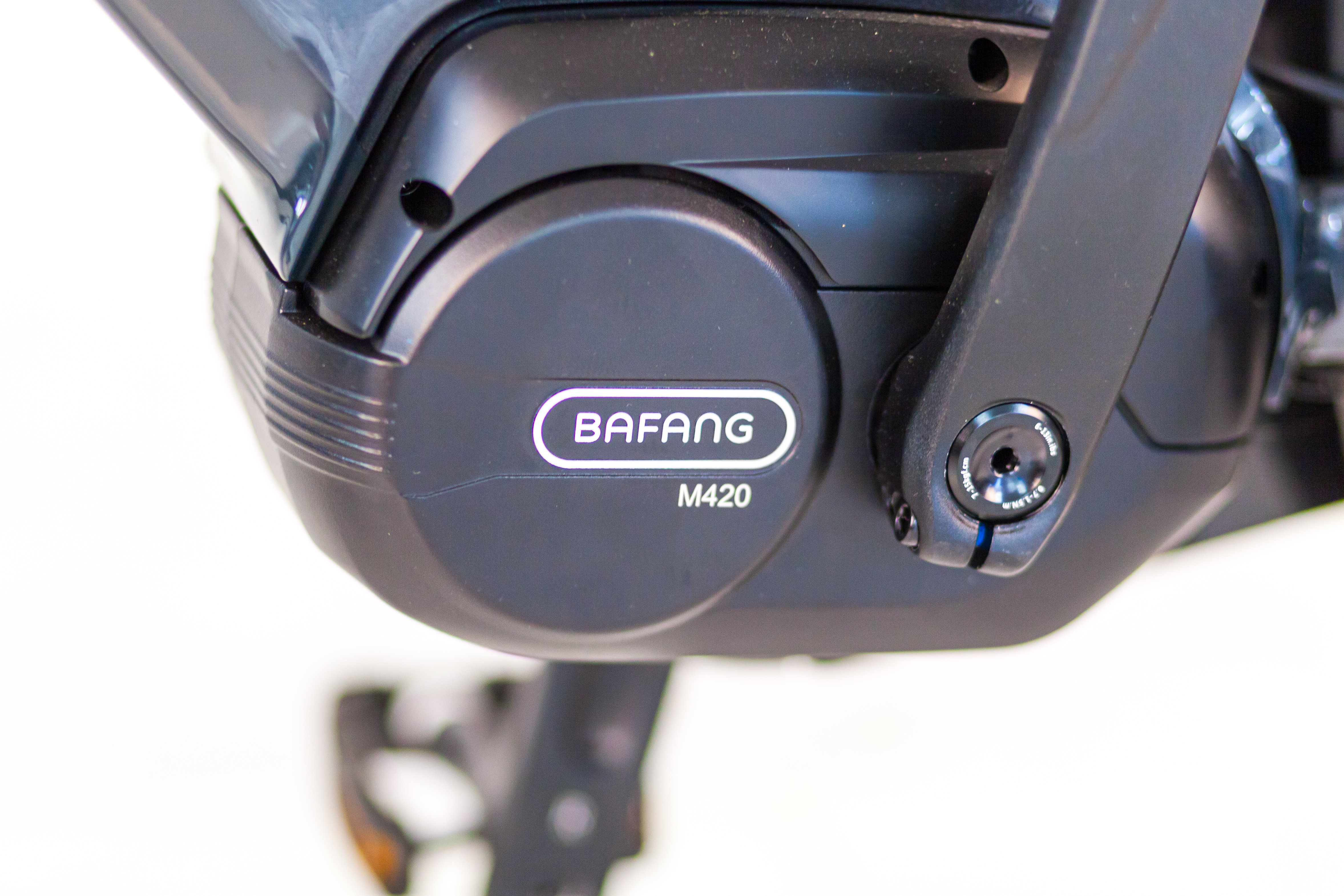 De motor is bevestigd in het midden van het frame en de trappers komen daaruit