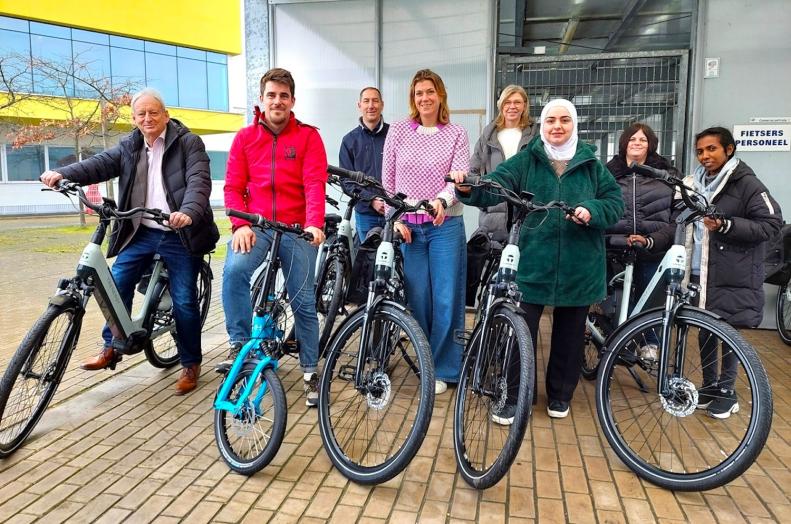 Meerdere mensen met elektrische fietsen van Trenergy